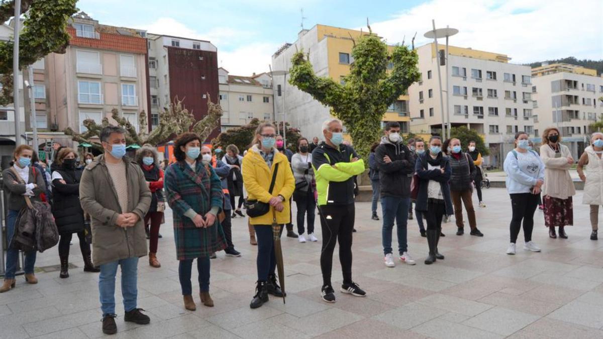 La concentración de ayer, delante del Concello de Bueu.   | // T.G.