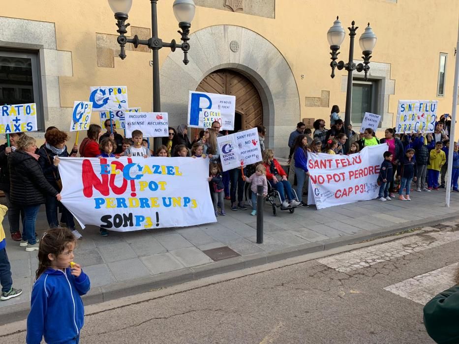 Mobilització contra el tancament d'una línia de P3 a Sant Feliu.