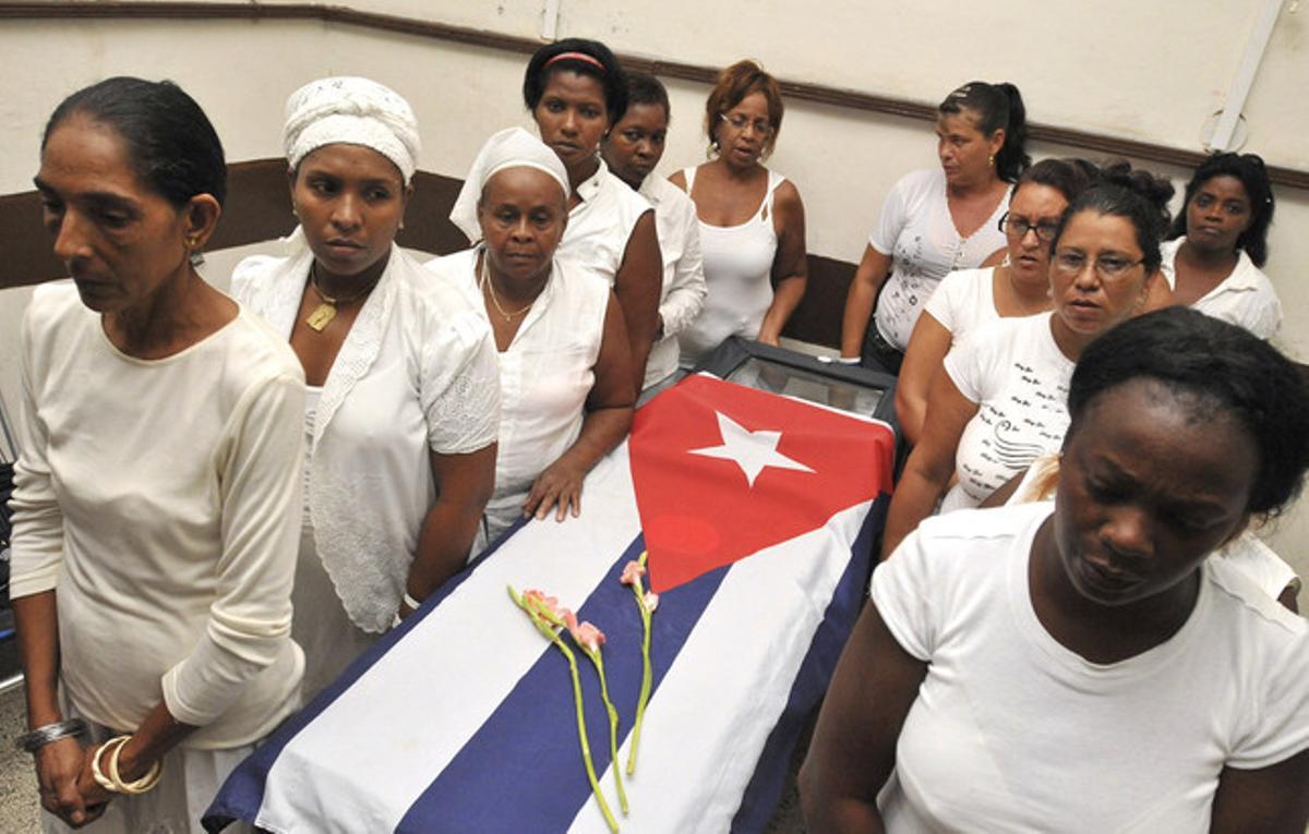 Diverses Damas de Blanco fan una guàrdia d’honor al costat del fèretre de Laura Pollán. Diverses Damas de Blanco fan una guàrdia d’honor al costat del fèretre de Laura Pollán.