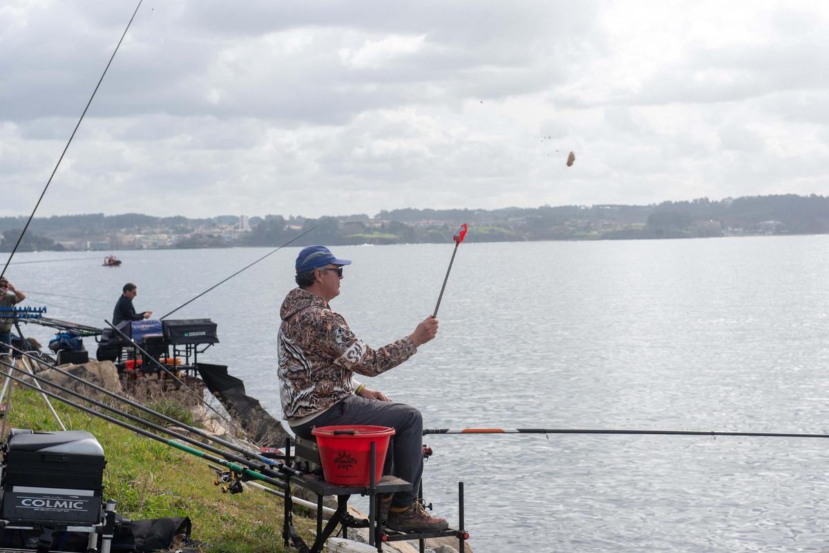 Competición de pesca en el dique de abrigo