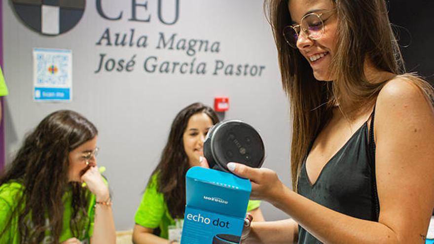 Los nuevos alumnos del CEU ya han recibido sus dispositivos Alexa.