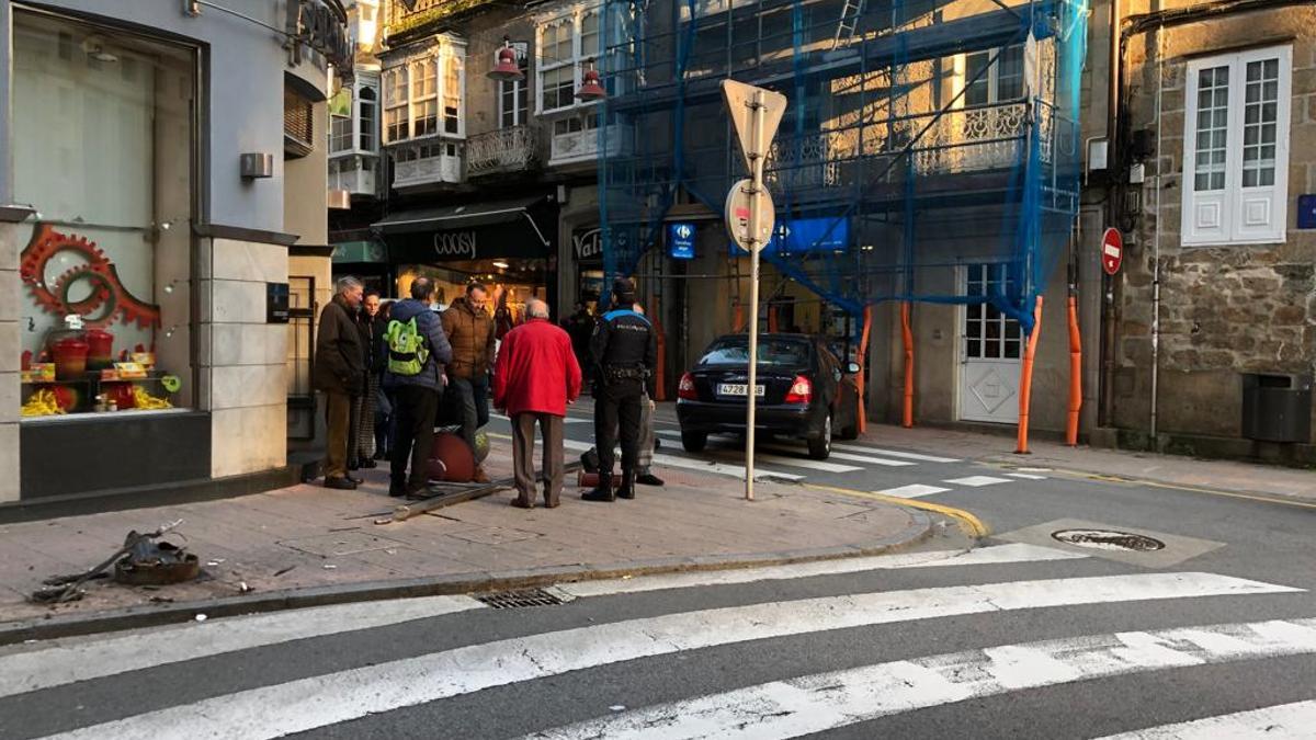 El coche siniestrado se llevó una papelera y una farola por delante.