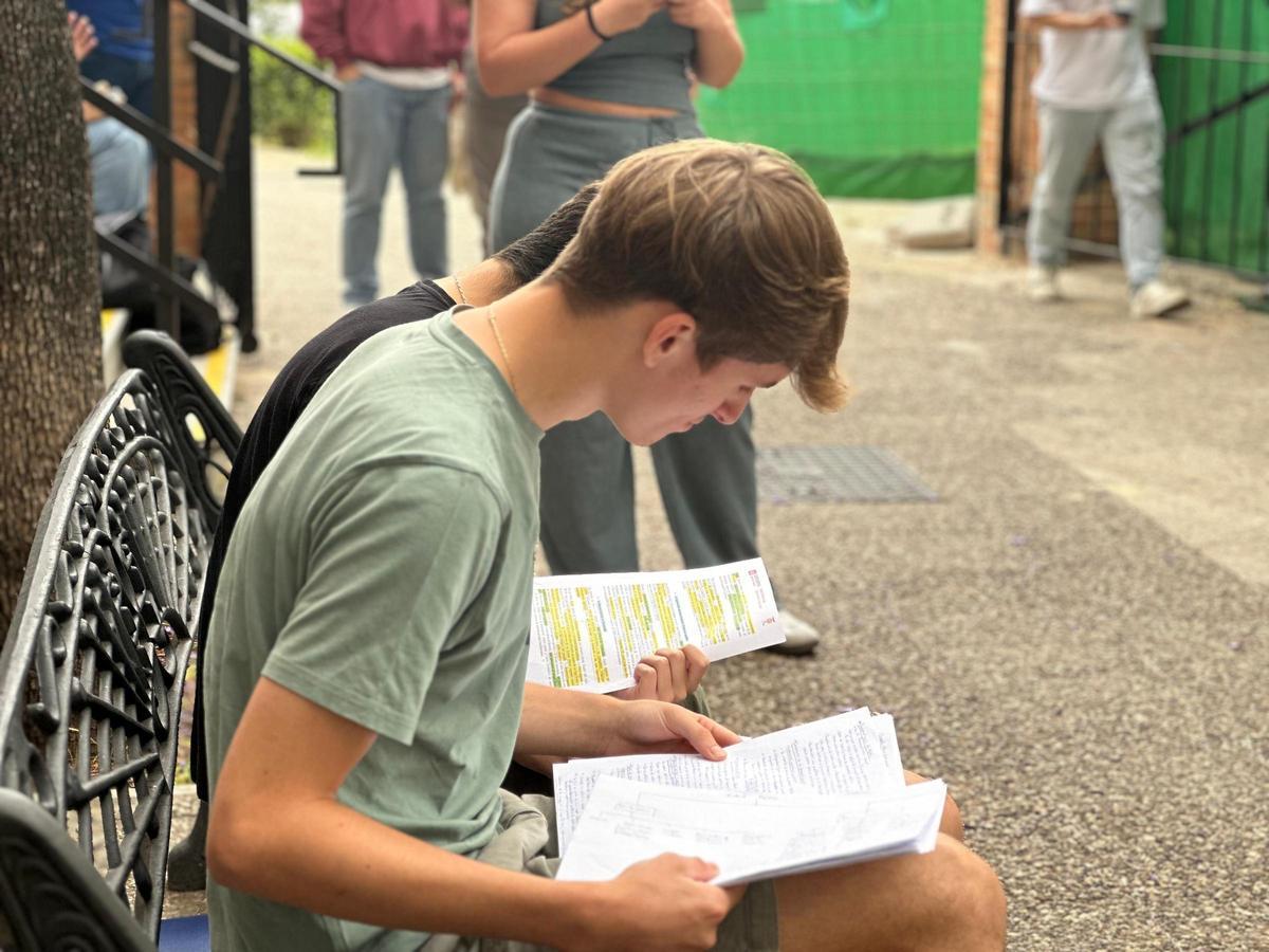 Estudiantes repasan antes de entrar al primer examen de Selectividad en la Universidad de Sevilla
