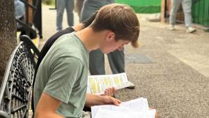 Estudiantes repasan antes de entrar al primer examen de Selectividad en la Universidad de Sevilla