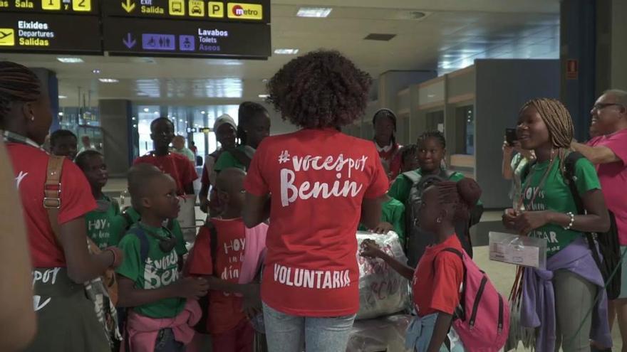 El coro "Voces por Benín" llega al aeropuerto de València