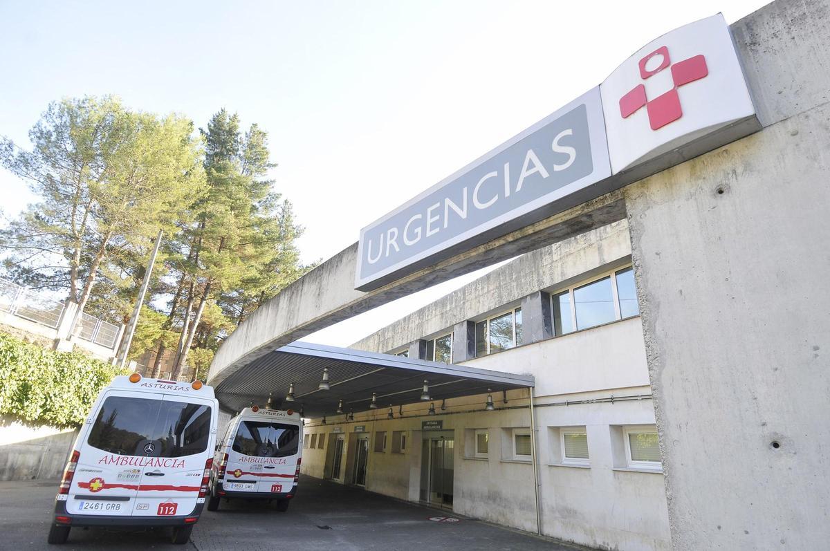 Ambulancias en la entrada a Urgencias en el hospital Valle del Nalón