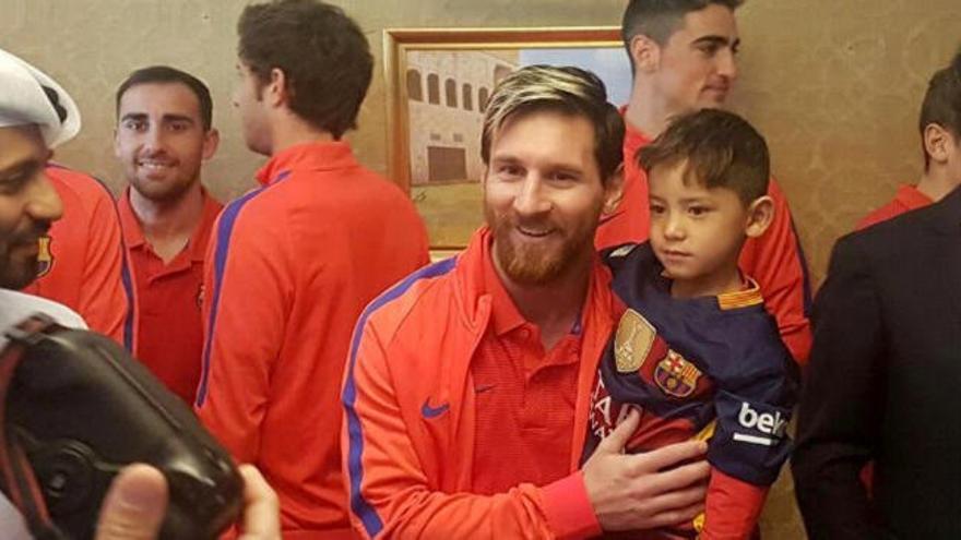 Messi y su pequeño fan afgano se conocen en persona