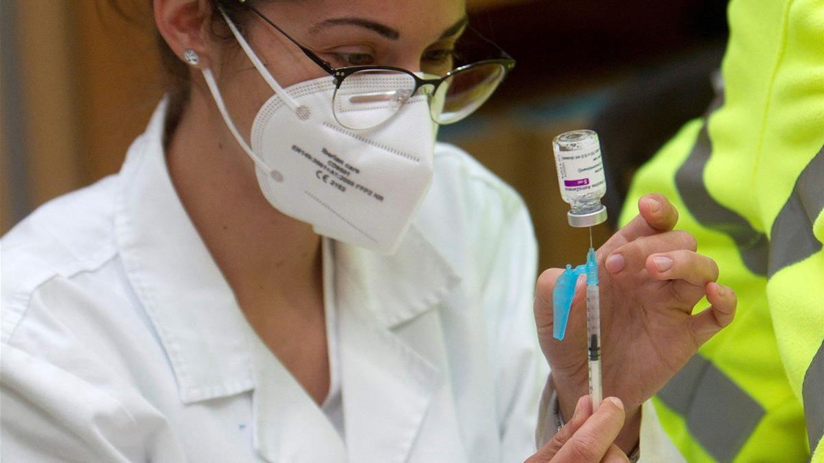 PONTEVEDRA  17 04 2021 - Una empleada sanitaria prepara varias dosis de la vacuna de AstraZeneca  este sabado en las instalaciones del Ifevi  donde se esta vacunando hoy a 3 500 ciudadanos de entre 60 y 65 anos con AstraZeneca y 5 400 manana  con Pfizer  de 79 a 70 anos  EFE  Salvador Sas