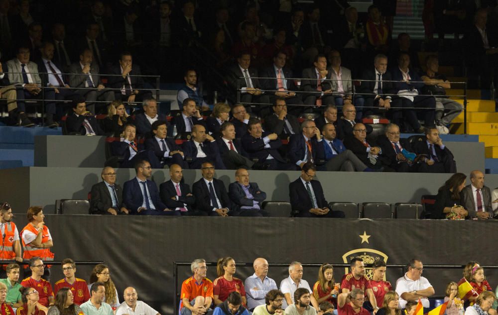 Miles de aficionados no han querido perderse el partido de la Roja