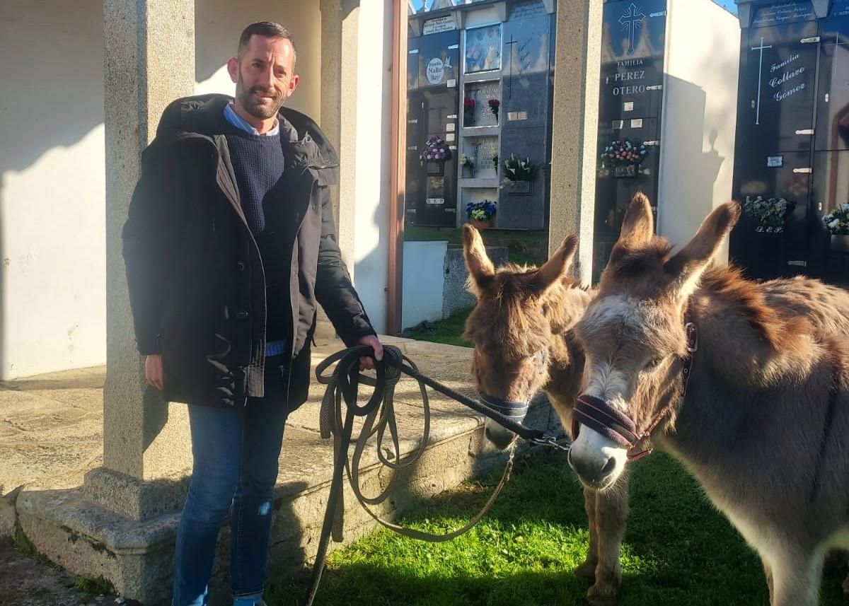 Pablo Varela cos dous burros que participaron na celebración do ano pasado.