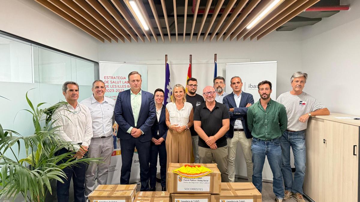 El Govern entrega 1.175 cubrenucas para empleados de la construcción, socorrismo y limpieza urbana.