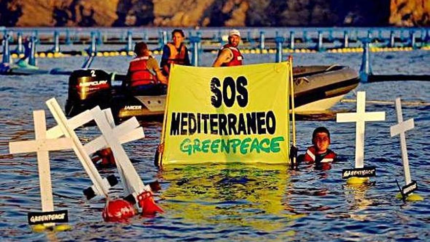 Acción reivindicativa de Greenpeace en el Mediterráneo.