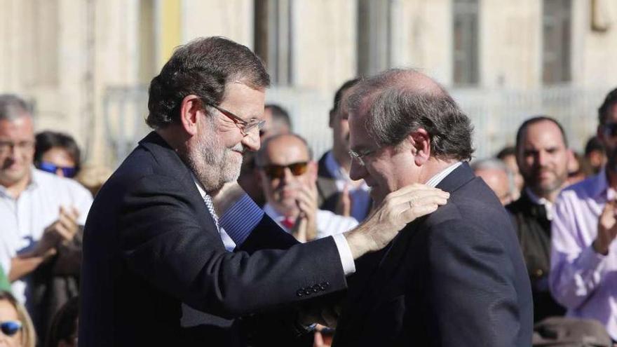 Mariano Rajoy abraza a Juan Vicente Herrera, ayer durante el acto que protagonizaron en Béjar.