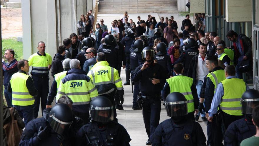 Aldarulls entre una quinzena de neonazis i estudiants de la UAB