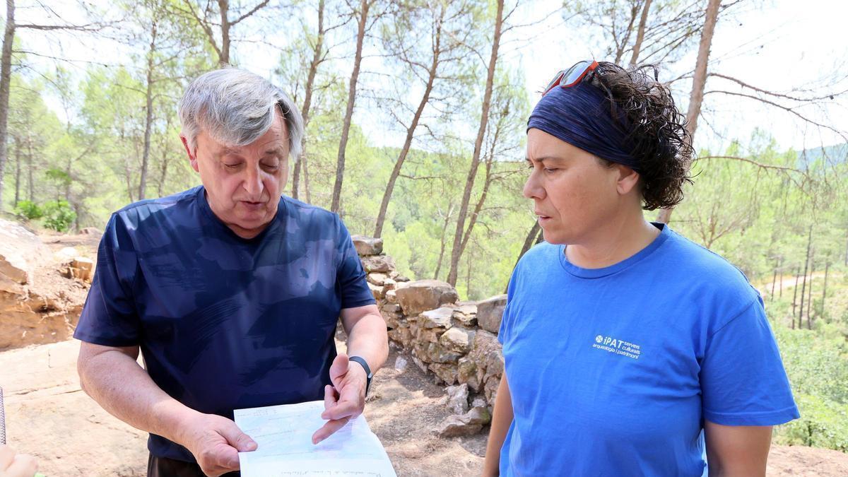 El regidor de Cultura, Albert Fàbrega, amb l’arqueòloga Cristina Belmonte dins del que va ser un habitatge al segle XII, a la zona del Samuntà