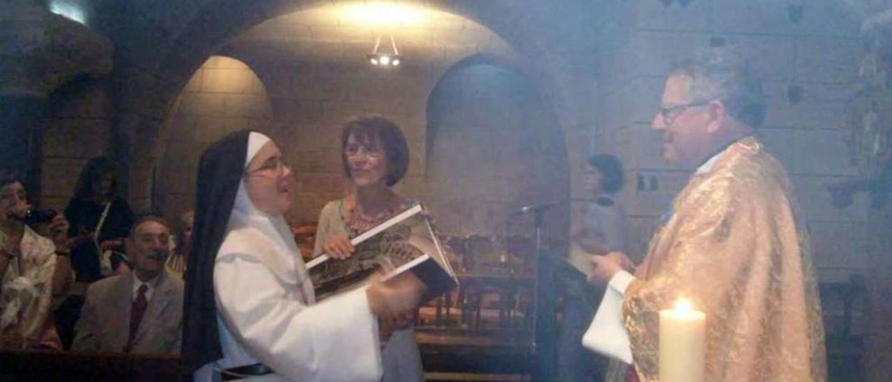 El deán, José Pérez Domínguez, con los peregrinos en la catedral de Tours. // FdV