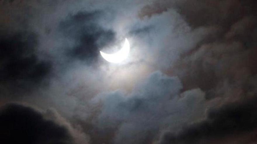 España vivirá un eclipse parcial de Sol, dos lunas de sangre, un desfile de planetas y el paso del &quot;cometa del siglo&quot; este 2025