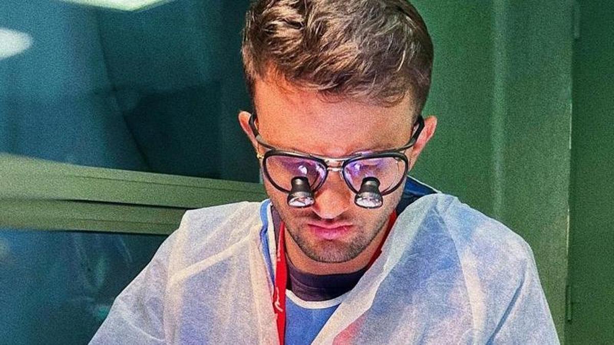 Un médico residente trabajando en un hospital, esta semana.