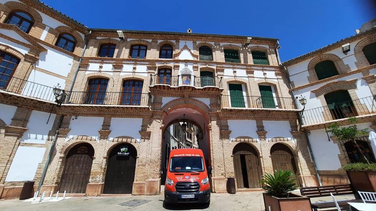 Furgoneta de reparto de alimentos en Archidona.