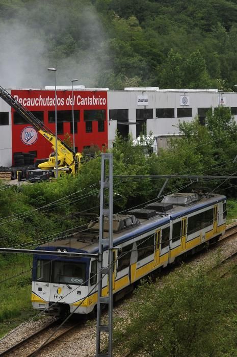 Los bomberos sofocan un incendio en una empresa de neumáticos del polígono langreano de La Moral