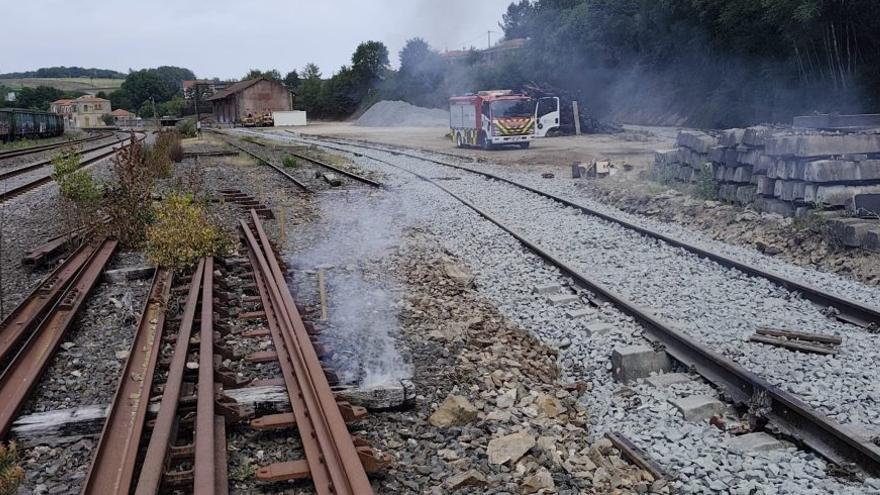 Incendio en una vía del tren en Lalín