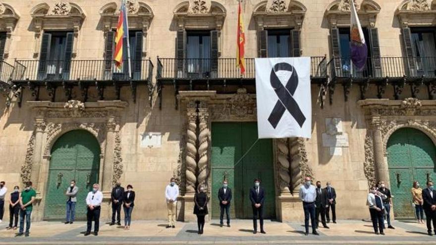 Alicante guarda cinco minutos de silencio por las víctimas del coronavirus