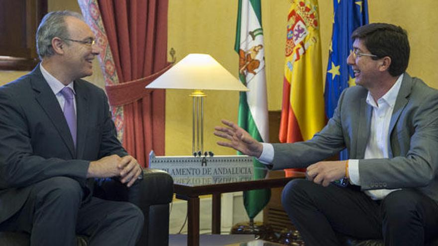 El presidente del Parlamento andaluz, Juan Pablo Durán (i), y el líder de Ciudadanos en Andalucía, Juan Marín, al inicio de la reunión mantenida hoy en la cámara regional en Sevilla para la investidura de la socialista Susana Díaz a la Presidencia de la Junta de Andalucía, que se someterá a una primera votación en la Cámara autonómica a partir del 4 de mayo.