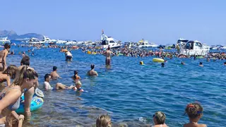 Un chapuzón multitudinario con patos convierte a Can Picafort en un foco de diversión