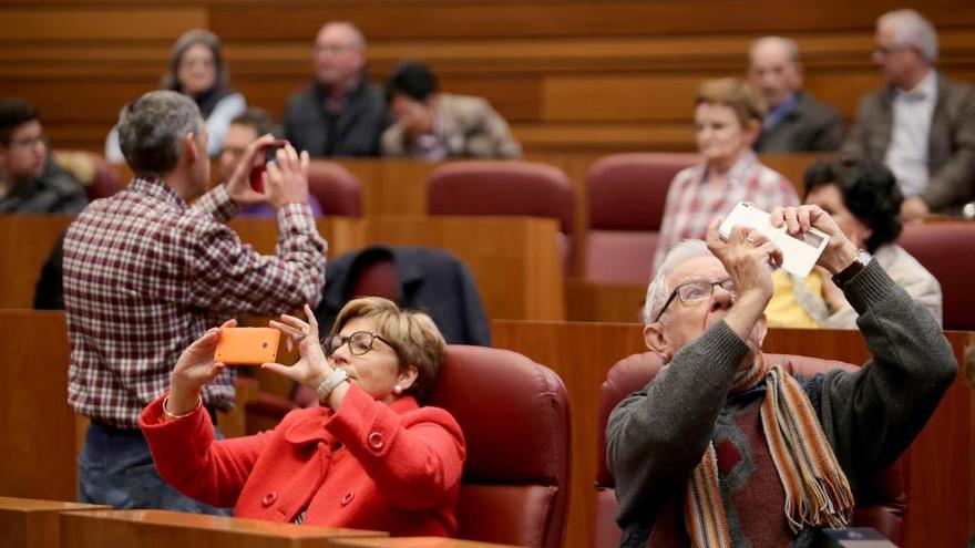 Un grupo de ciudadanos en una sala de las Cortes