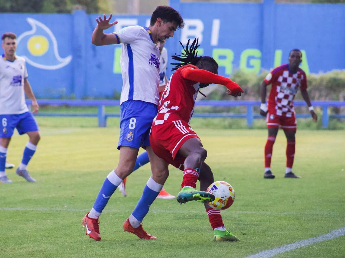 Una acción del partido entre el Mosconia y el Llanera el pasado domingo.