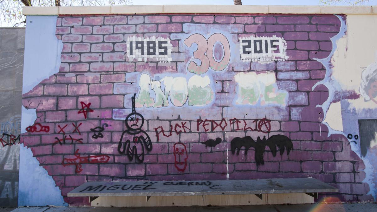 Un grafiti frente al IES Prado mayor, en Totana, en el que se puede leer ‘Fuck pedofilia’, fotografiado este martes.