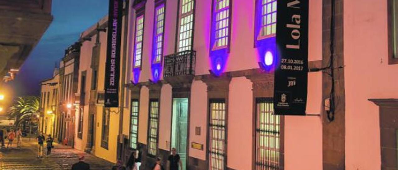 La fachada del Centro Atlántico de Arte Moderno (CAAM) se ilumina cada 8 de marzo por el Día de la Mujer.