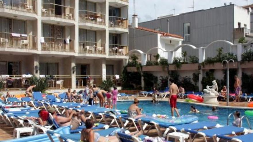 Turistes a la piscina d&#039;un hotel de Calella