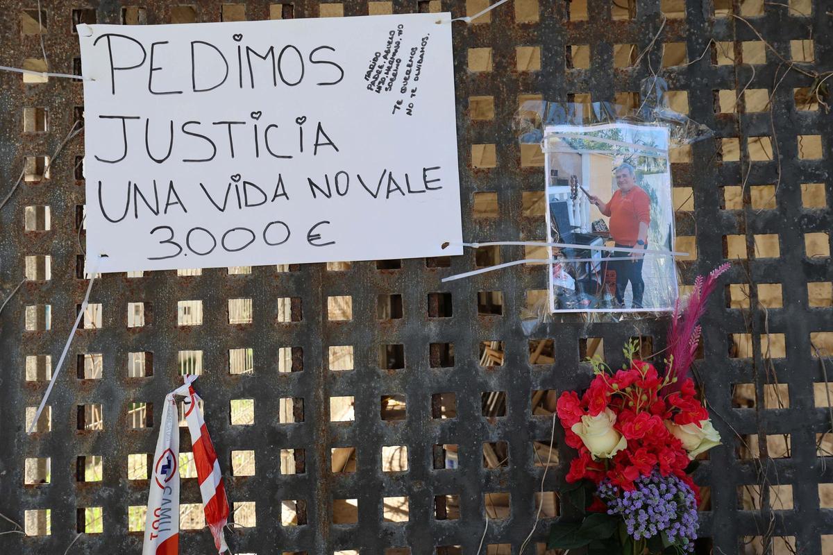 Homenaje al turista fallecido tras ser atropellado en Cala de Bou Homenaje al turista fallecido tras ser atropellado en Cala de Bou
