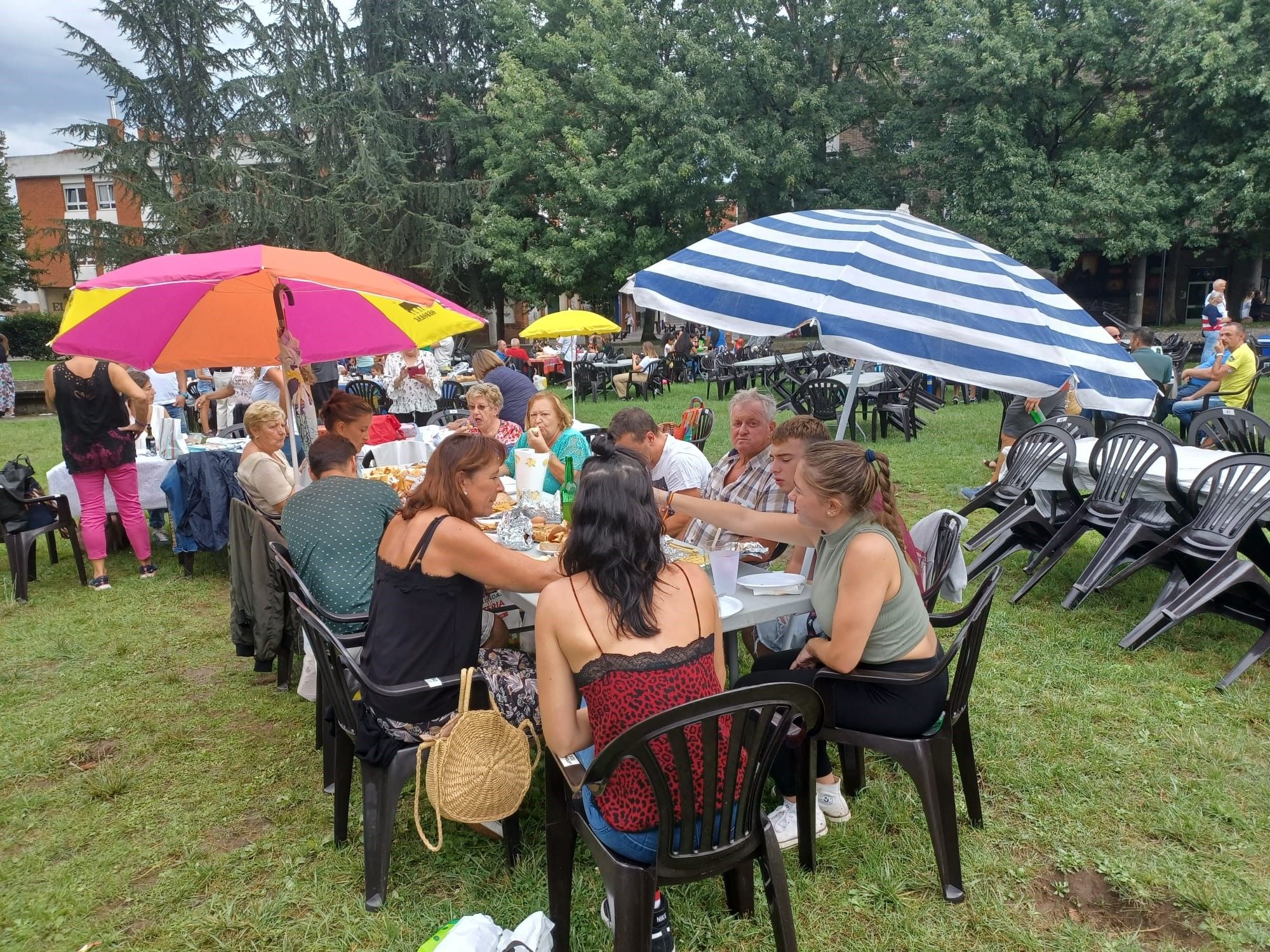 Lugones celebra su comida en la calle: "Que no falte la fiesta, que ya nos hacía falta"