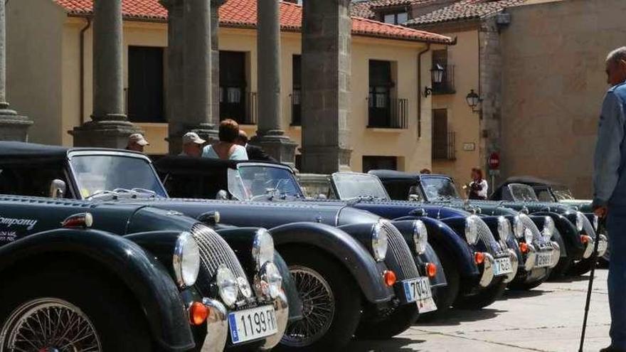 Un hombre observa la fila de los autos Morgan aparcados en la plaza de la Catedral.