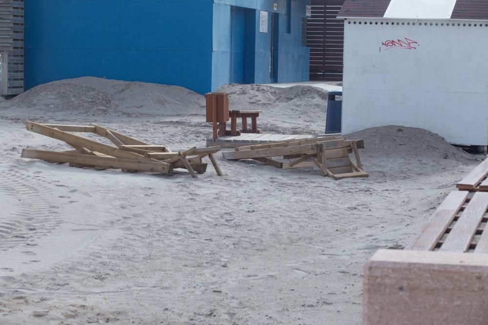 Vecinos de Playa de San Juan denuncian el abandono de las sillas de los socorristas