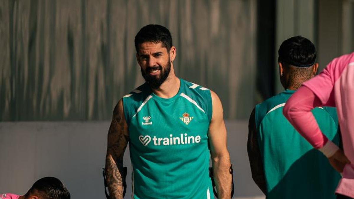Isco caminando con muletas durante un entrenamiento del Real Betis Balompié