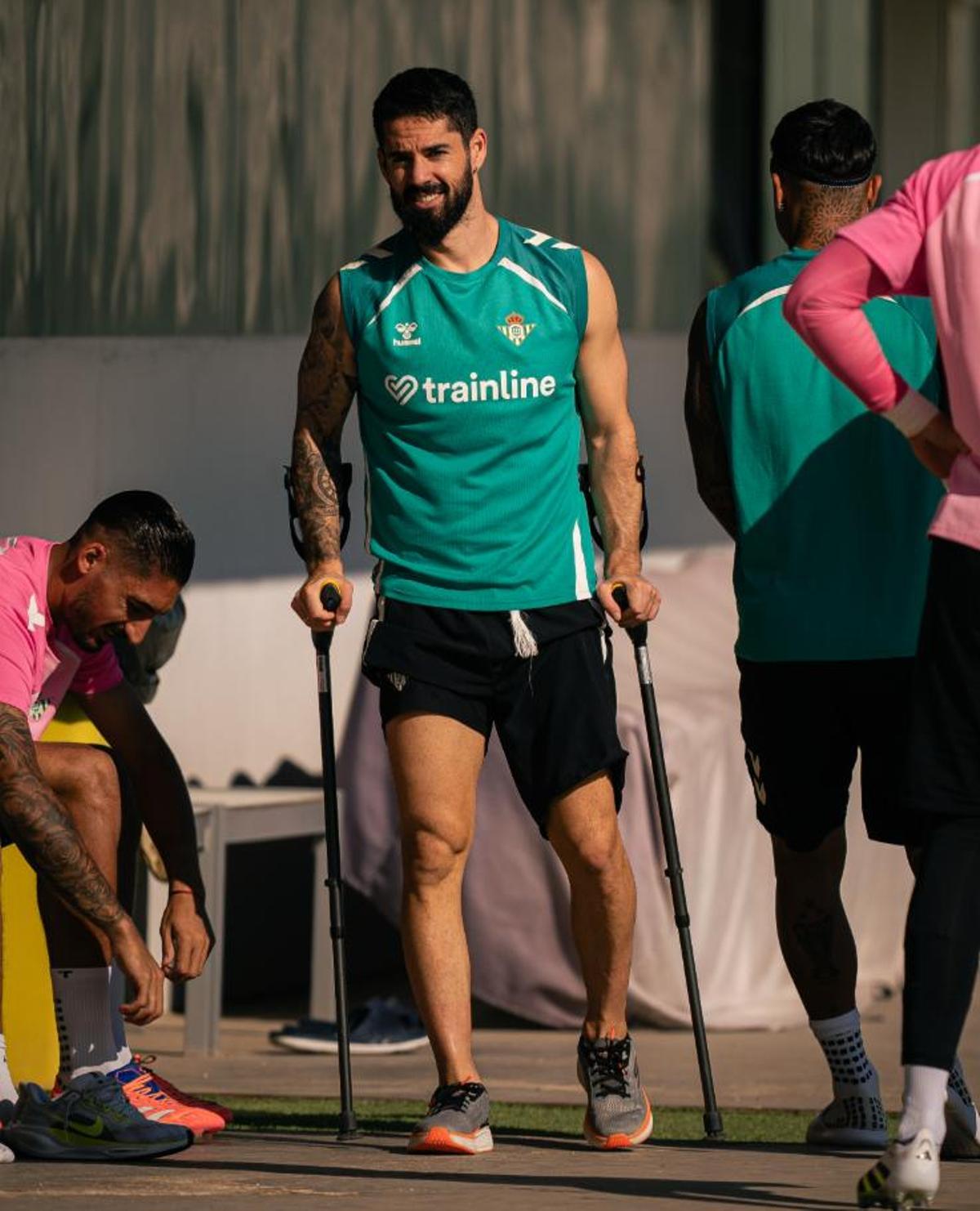 Isco caminando con muletas durante un entrenamiento del Real Betis Balompié
