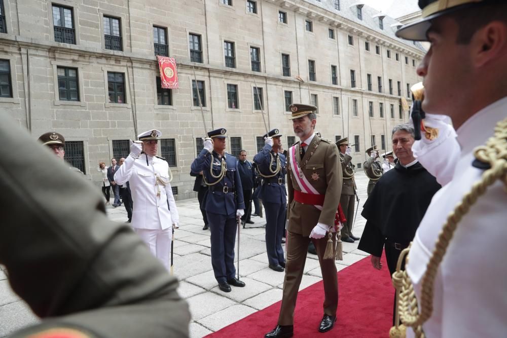 El rey Felipe impone una condecoración antes de la reunión bienal del Capítulo de la Orden de San Hermenegildo