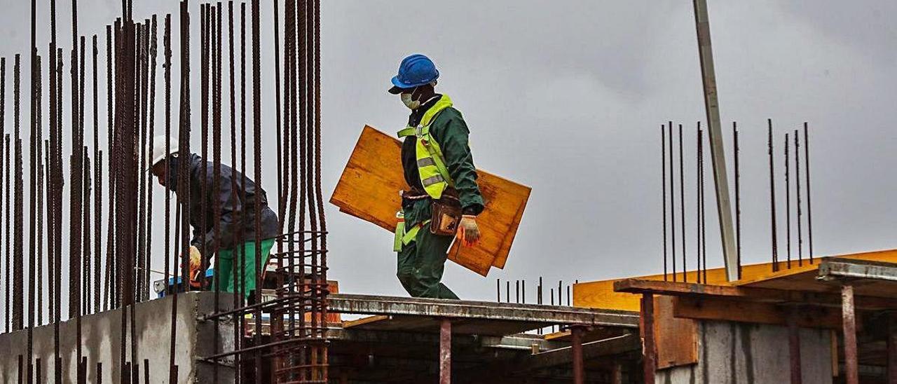 El Consell da luz verde al decreto que externaliza las licencias de obras