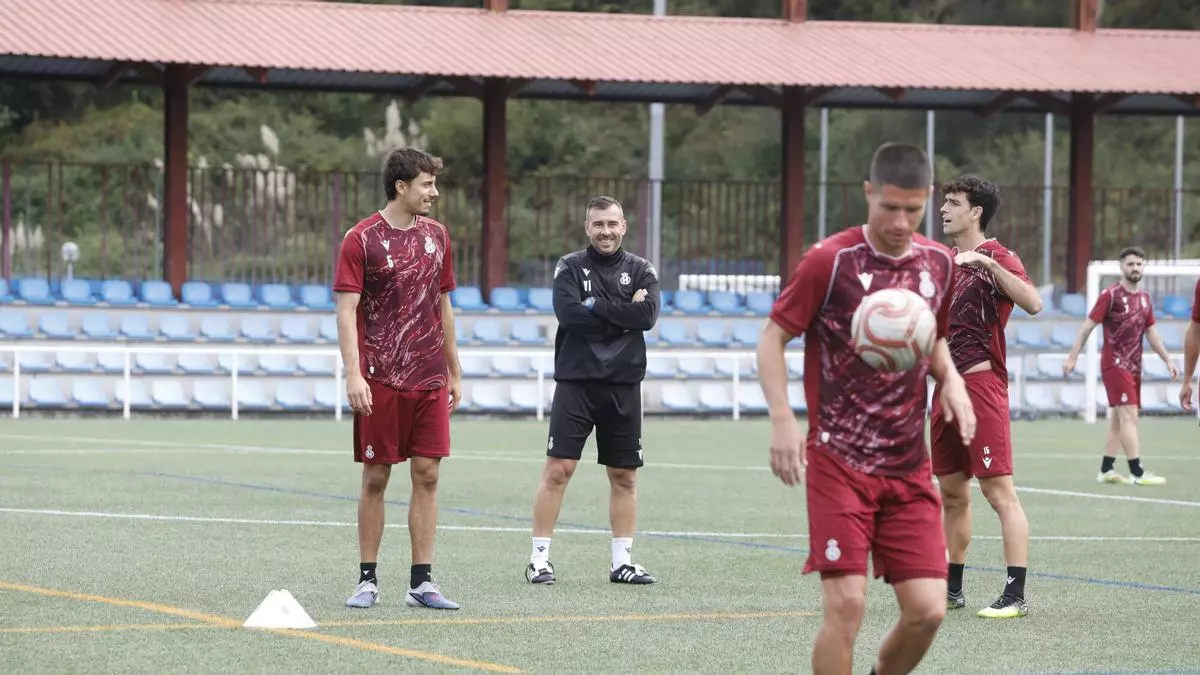 El Avilés recupera dos atacantes para visitar "uno de los campos más complicados de la categoría": "Si llevamos el partido hacia donde queremos vamos a tener muchas opciones de sumar de tres"