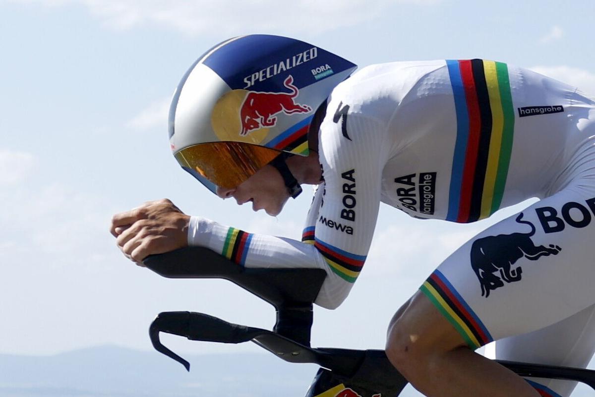 El ciclista belga Remco Evenepoel gana la crono de esta 16ª etapa del Tour de Francia. El ciclista belga Remco Evenepoel gana la crono de esta 16ª etapa del Tour de Francia.