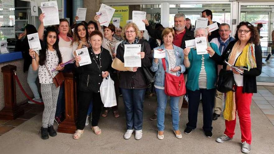 Vecinos de Chapela tras registrar la solicitud de la PassVigo con el aval del juzgado contencioso. // Marta G. Brea