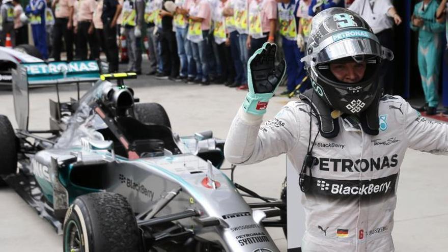 Rosberg celebra el triunfo en Brasil.