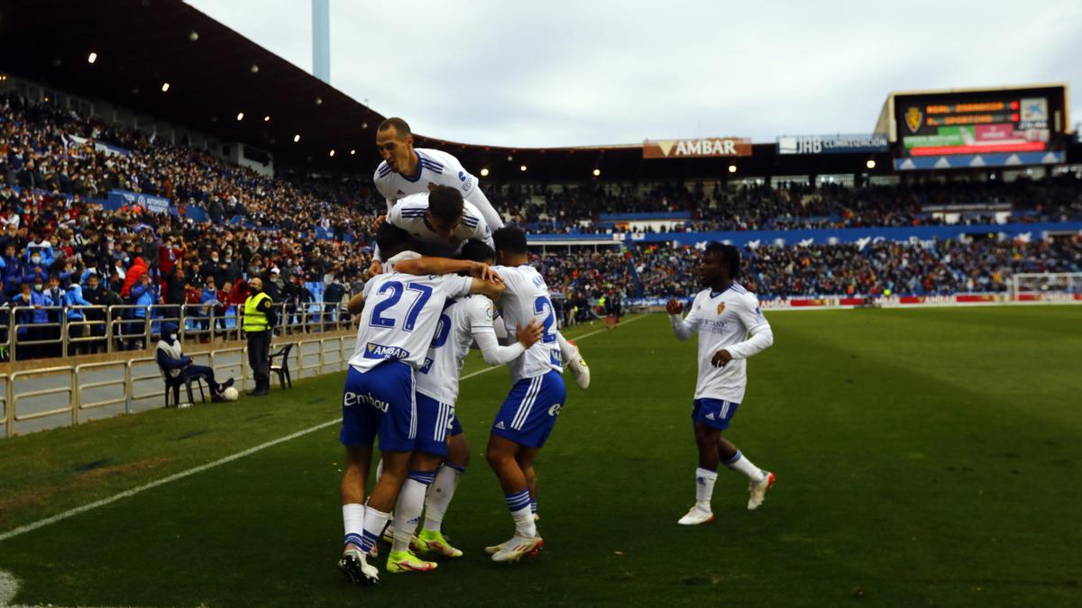 Los jugadores del Real Zaragoza felicitan a Borja Sainz tras su tanto al Sporting.