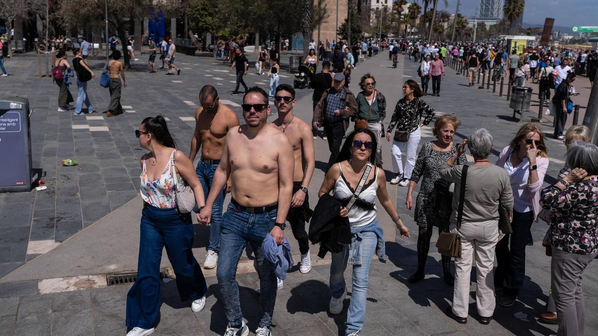 La primavera llena las playas de Barcelona
