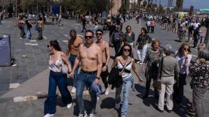 La primavera llena las playas de Barcelona