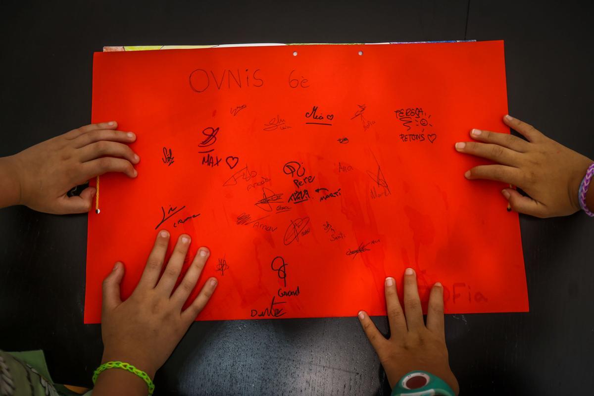 Eva y Sofía muestran las firmas de sus compañeros de la clase de los Ovnis.