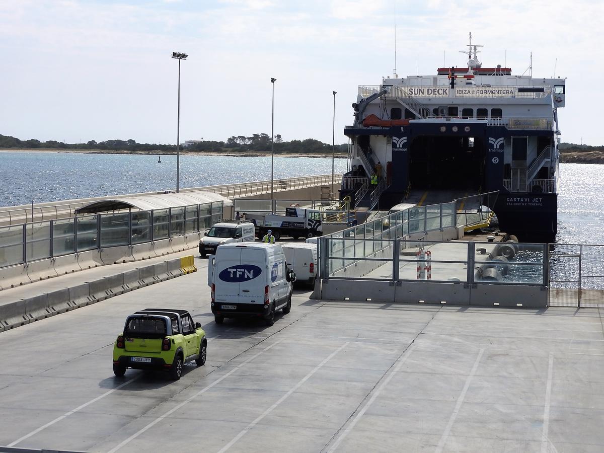 Coches embarcando en la Savina durante la primera desescalada. Carmelo Convalia